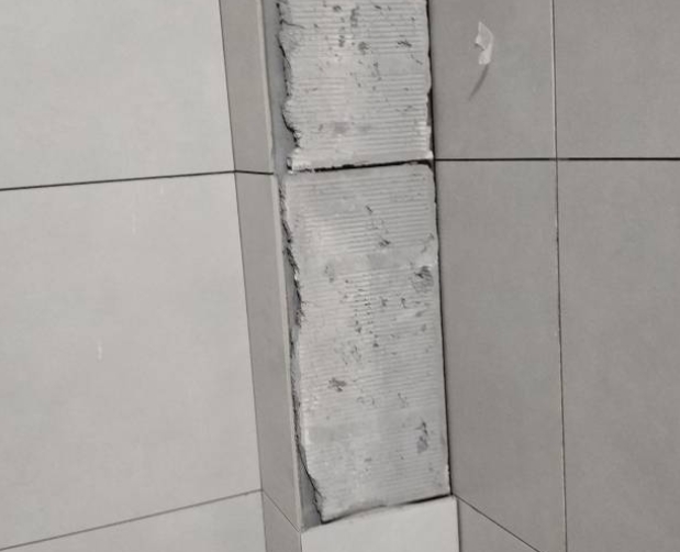 蓬莱瓷砖空鼓维修公司分享下瓷砖施工前基层浇水润湿程度不足，可能导致以下问题